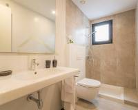 Apartamento en Torrevieja con ascensor. - Baño.