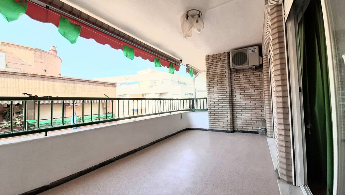 Balcón | Apartamento cerca del mar en venta en Torrevieja
