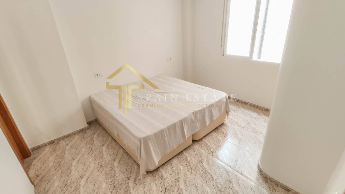 Dormitorio | Apartamento con vistas al mar en venta en Torrevieja