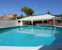 Exterior | Chalet en venta en La Florida con piscina privada