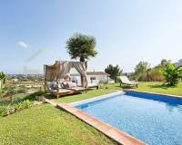 Grande villa à Marbella avec une piscine et un home cinema - cour