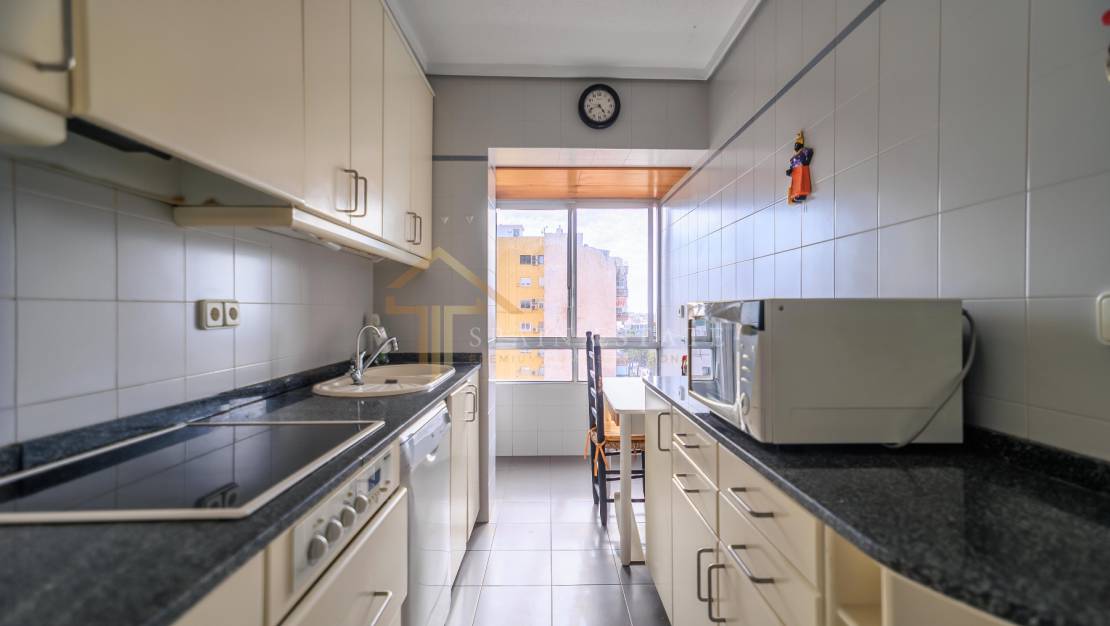 Resale - Apartment / Flat - Torrevieja - Paseo maritimo