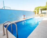 Villa amueblada en Punta Prima con gran parcela - piscina privada