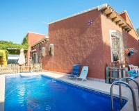 Villa amueblada en Punta Prima con gran parcela - piscina propia