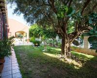 Villa furnished in Punta Prima with large plot - garden
