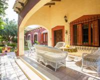 Villa in Punta Prima mit großem Grundstück - Terrasse eingerichtet