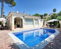 Villa med svømmebasseng i Marbella Este - svømmebasseng