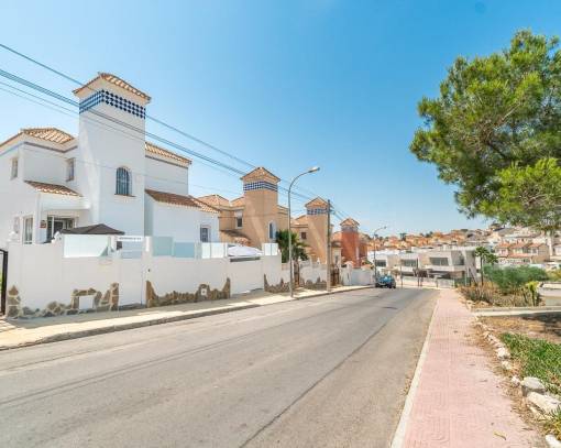 Villa - Resale - San Miguel de Salinas - Las Filipinas
