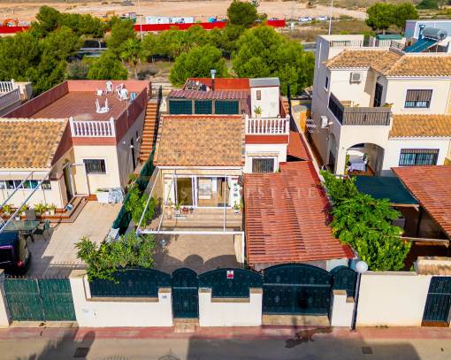 Villa - Wederverkoop - Torrevieja - Sector 25 (Aguas Nuevas)