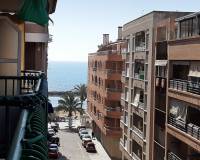 Vistas laterales al mar | Apartamento a solo 100 metros de la playa en venta en Torrevieja